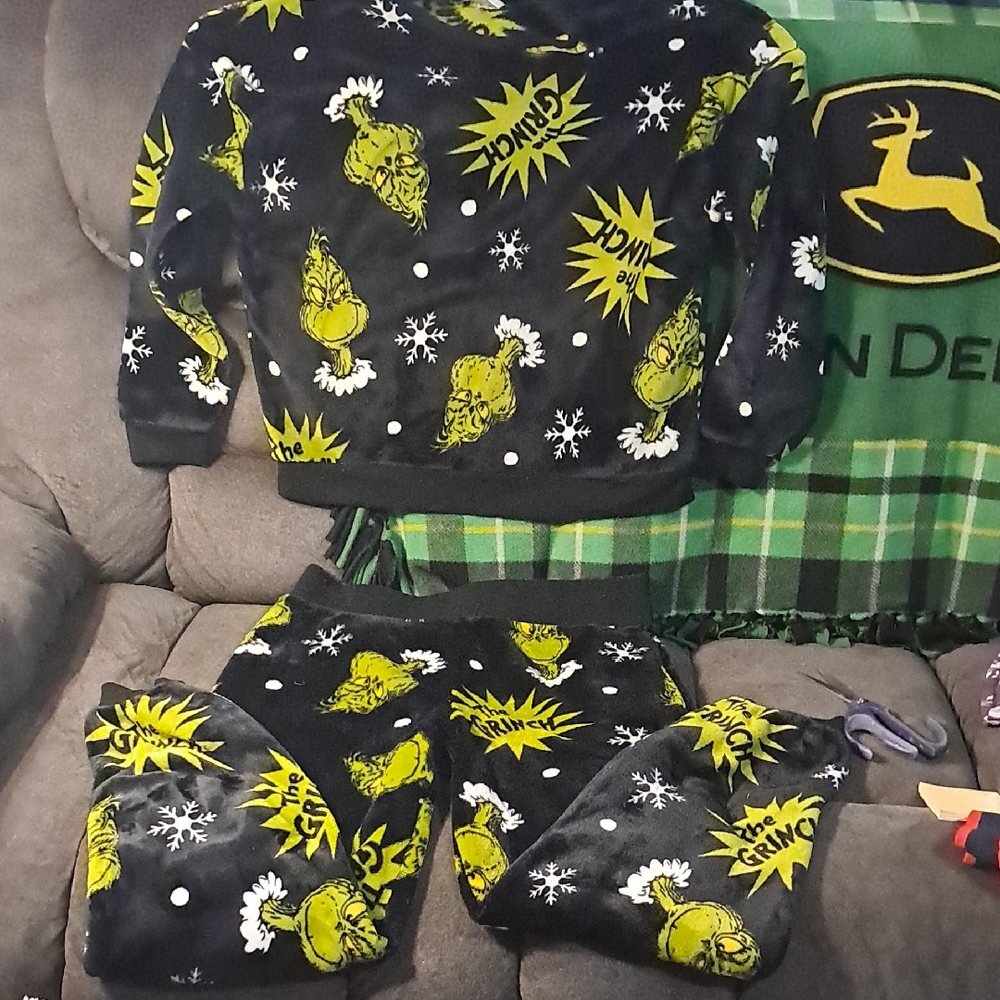 Black and Green Graphic Pajama Set